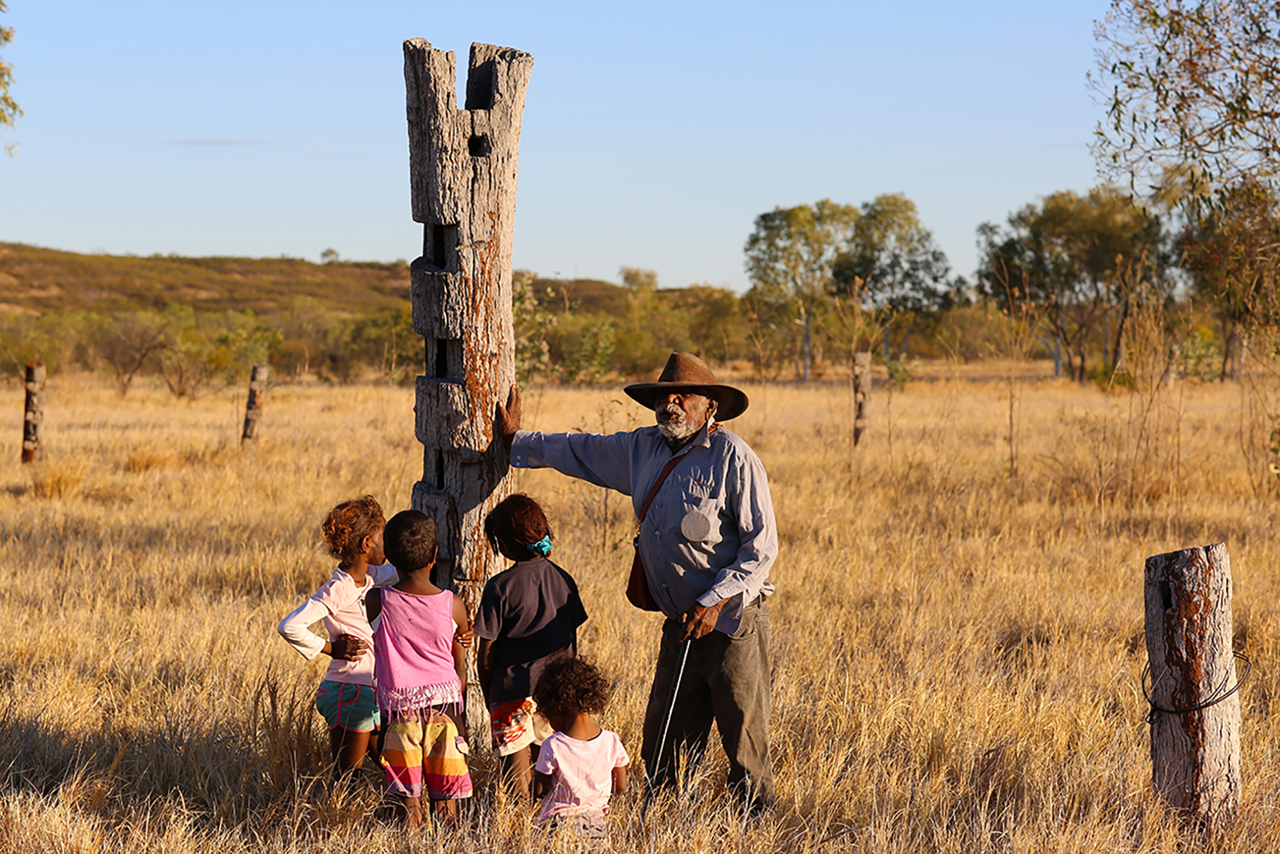 Mr R Wavehill Jangala with karu (children) at Malyalyimalyalyi/Lipanangku (1st Wave Hill Station), Wave Hill