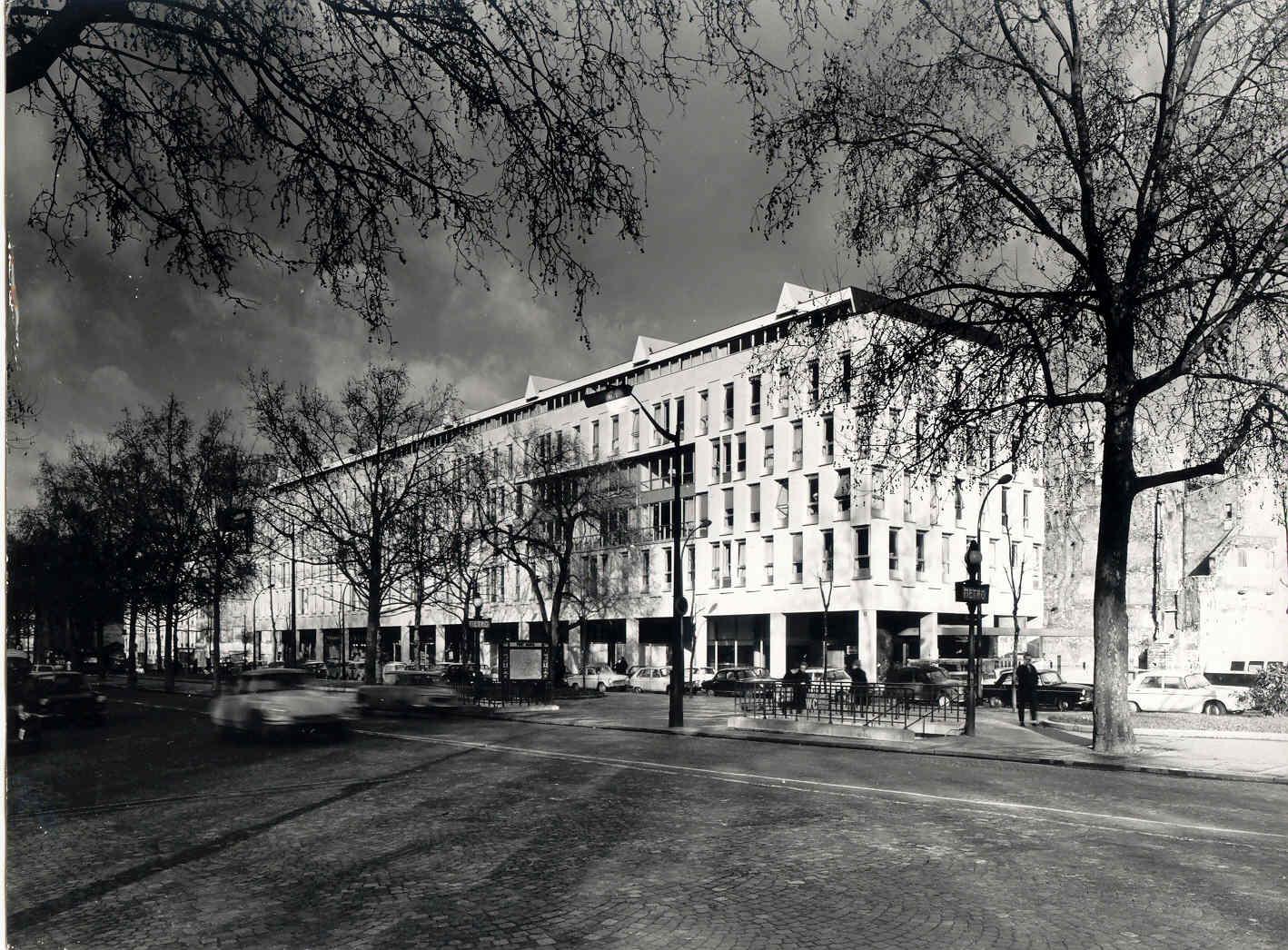 A black and white photograph of the Cité des Arts Internationales in Paris
